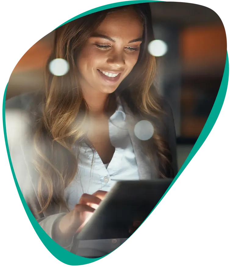 Kvinde arbejder med affiliate marketing på en tablet
